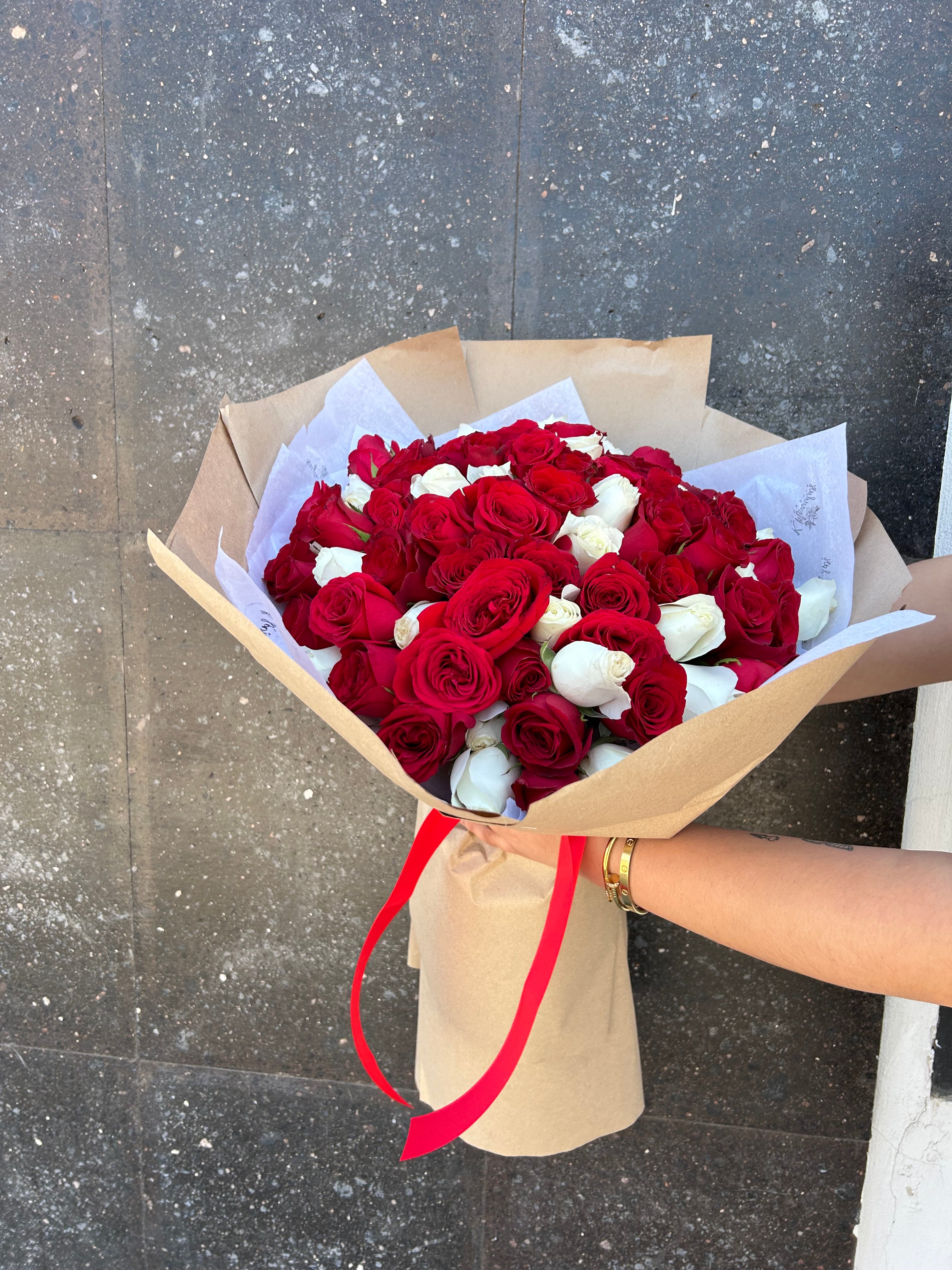 100 Count Ramo Ramo 100 rosas – Floreriakmonadas